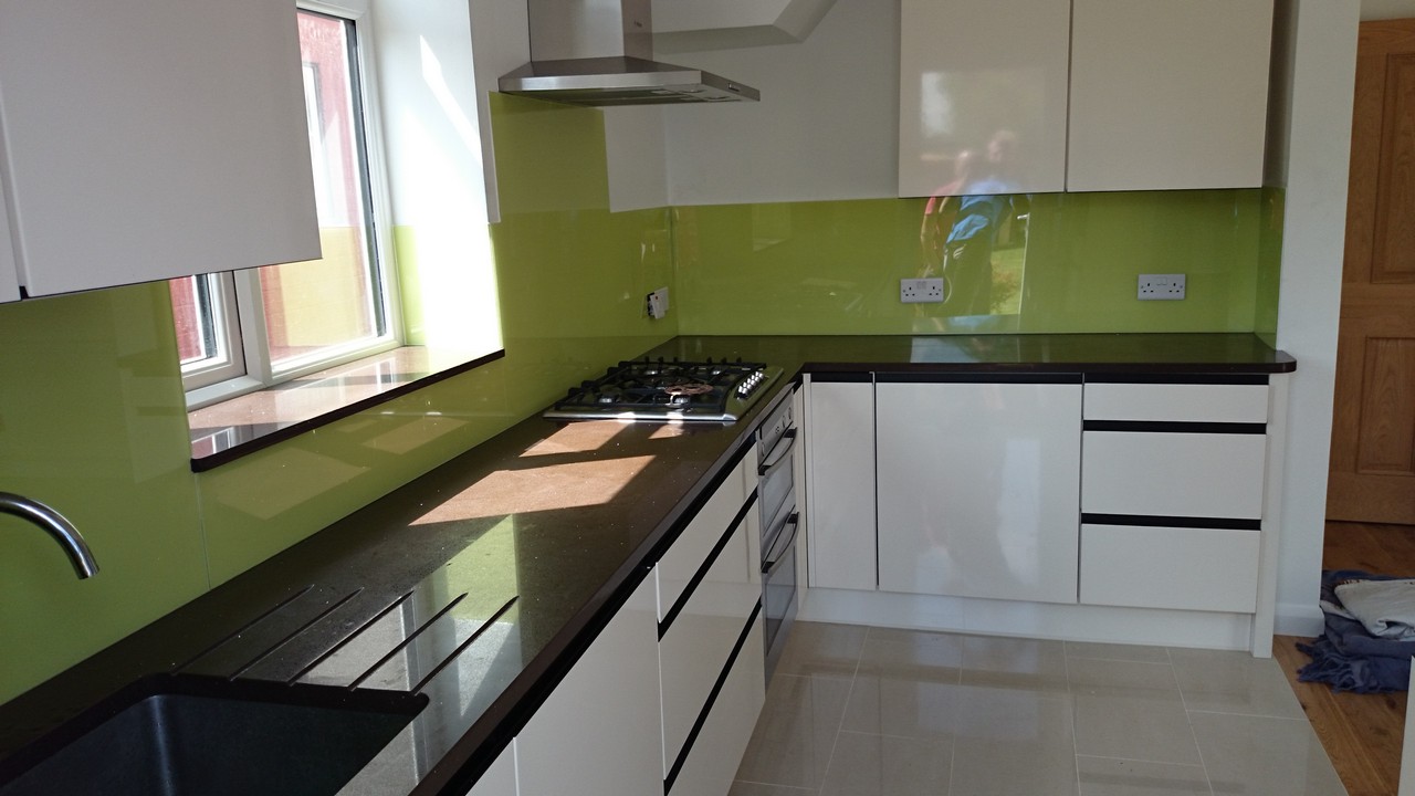 Lime green glass kitchen splashback installed by Maida Vale glaziers